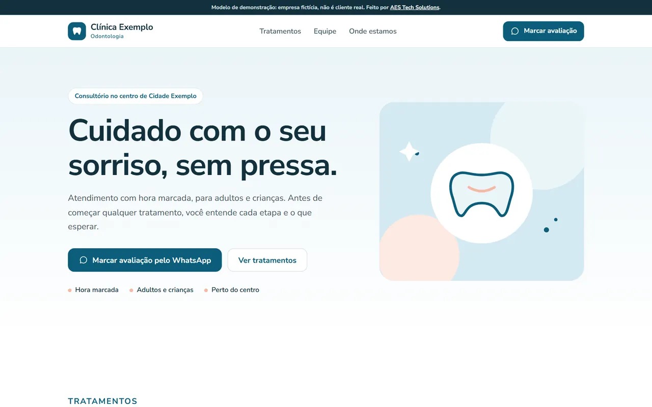 Página inicial da Clínica Exemplo Odontologia, um modelo de demonstração: fundo claro, o título “Cuidado com o seu sorriso, sem pressa.” e um botão de WhatsApp.