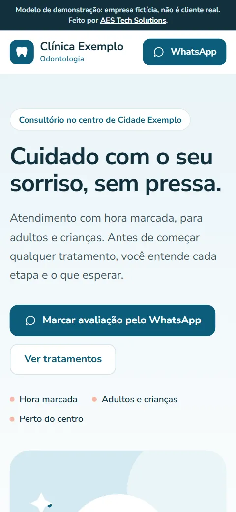 O mesmo modelo da Clínica Exemplo Odontologia na tela de um celular.